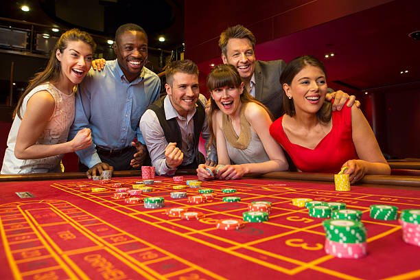Live bingo room on kapak showing numbered grid, player cards, and chat interface